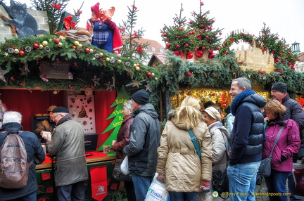 A queue at this bratwurst stall